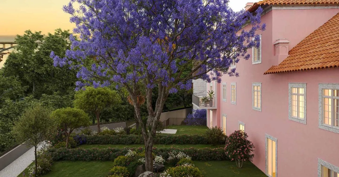 Apartamento T2 com jardim e 2 lugares de garagem no Porto