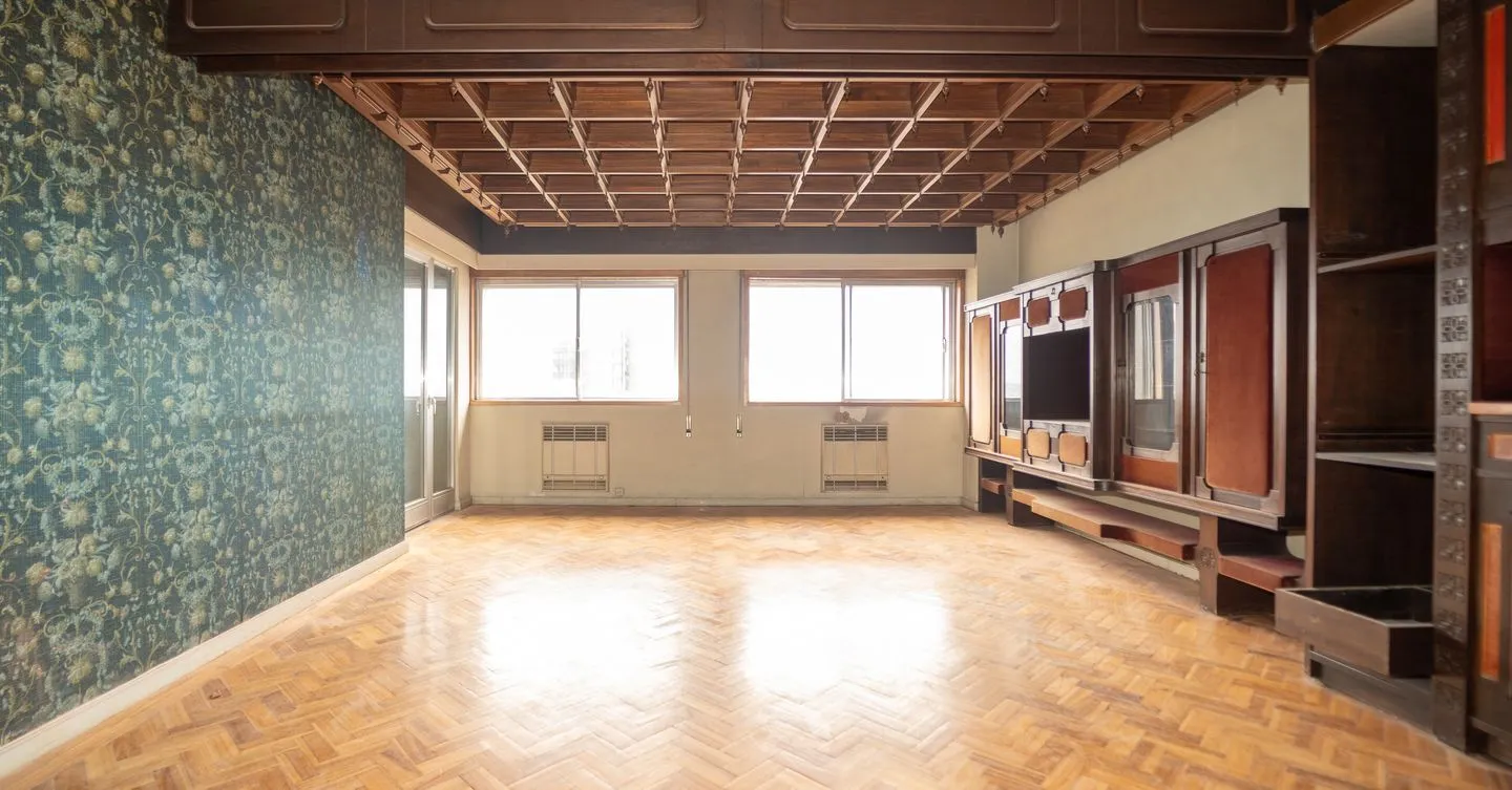 Apartamento T5+1 para renovação, no centro do Porto