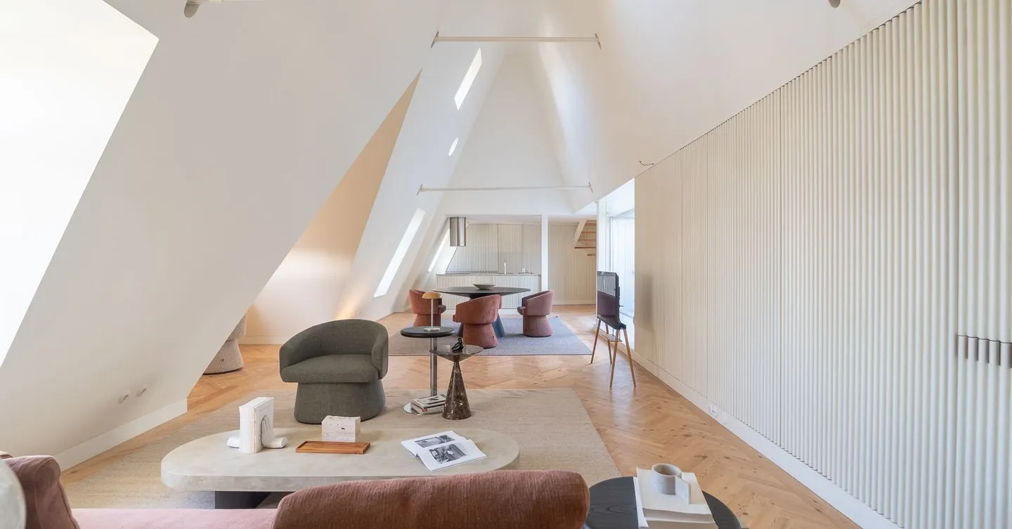 Apartamento T2 Duplex, último piso, na Av. dos Aliados, Porto