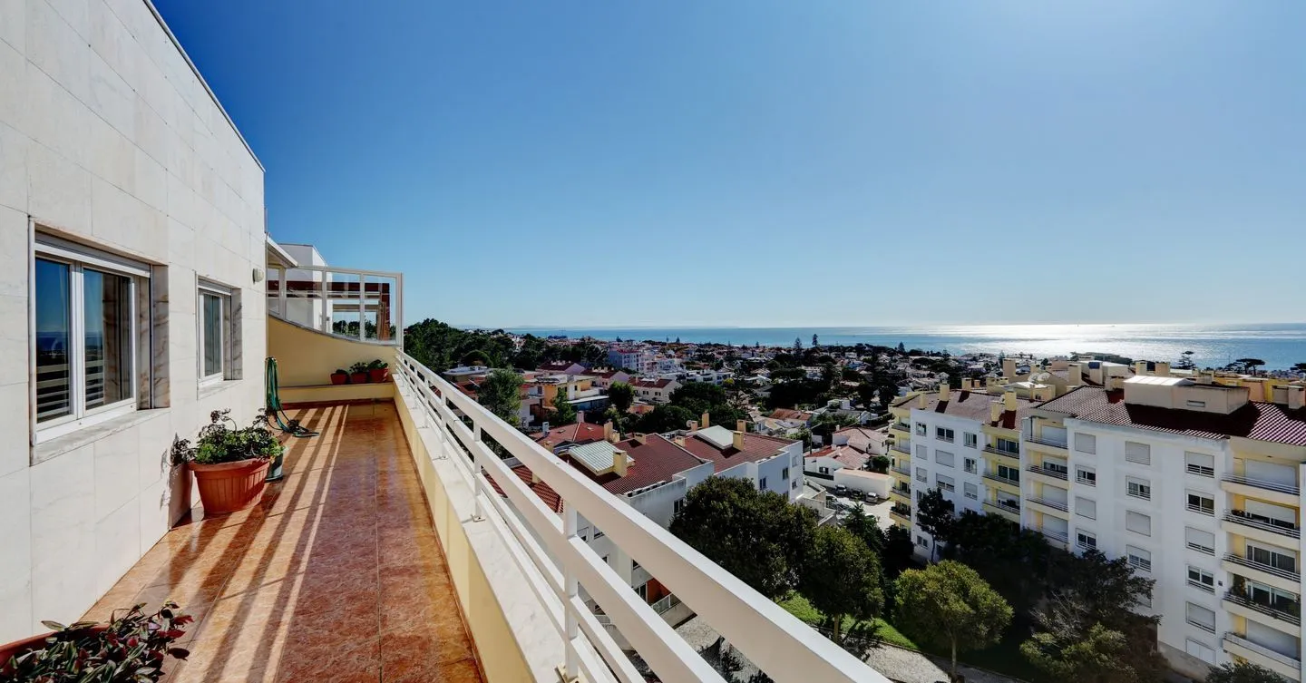 Apartamento T5 em Cascais com terraço, vista mar e garagem
