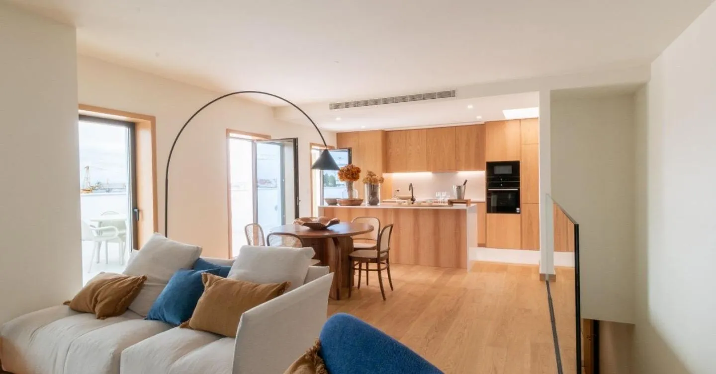 Apartamento T2 com jardim, garagem e arrumos, na Baixa do Porto