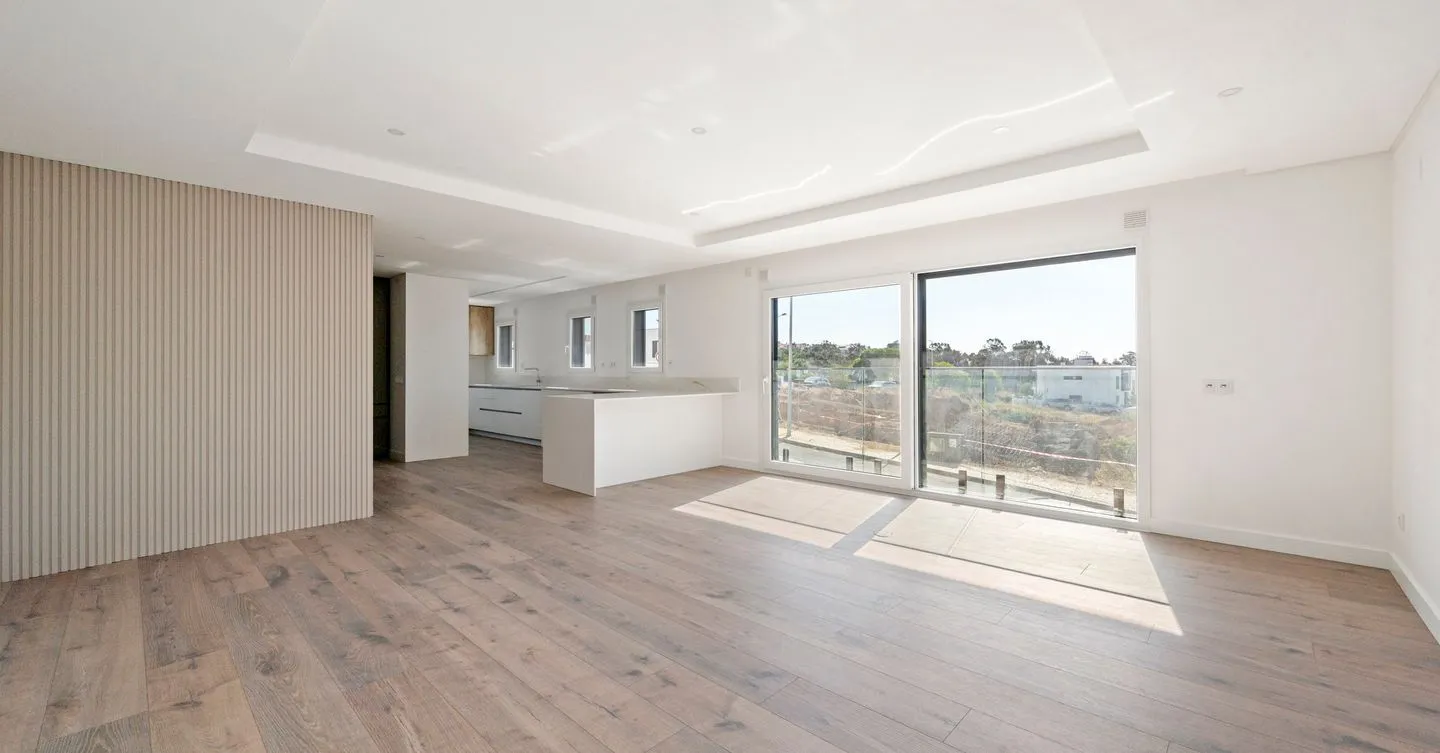Apartamento T3 novo, com terraço e garagem, em Almada