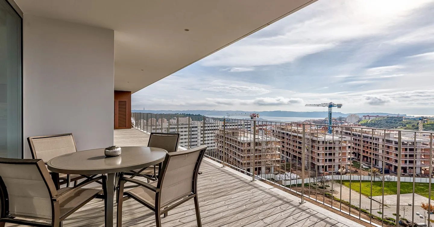 Apartamento T4 condominio com piscina em Miraflores