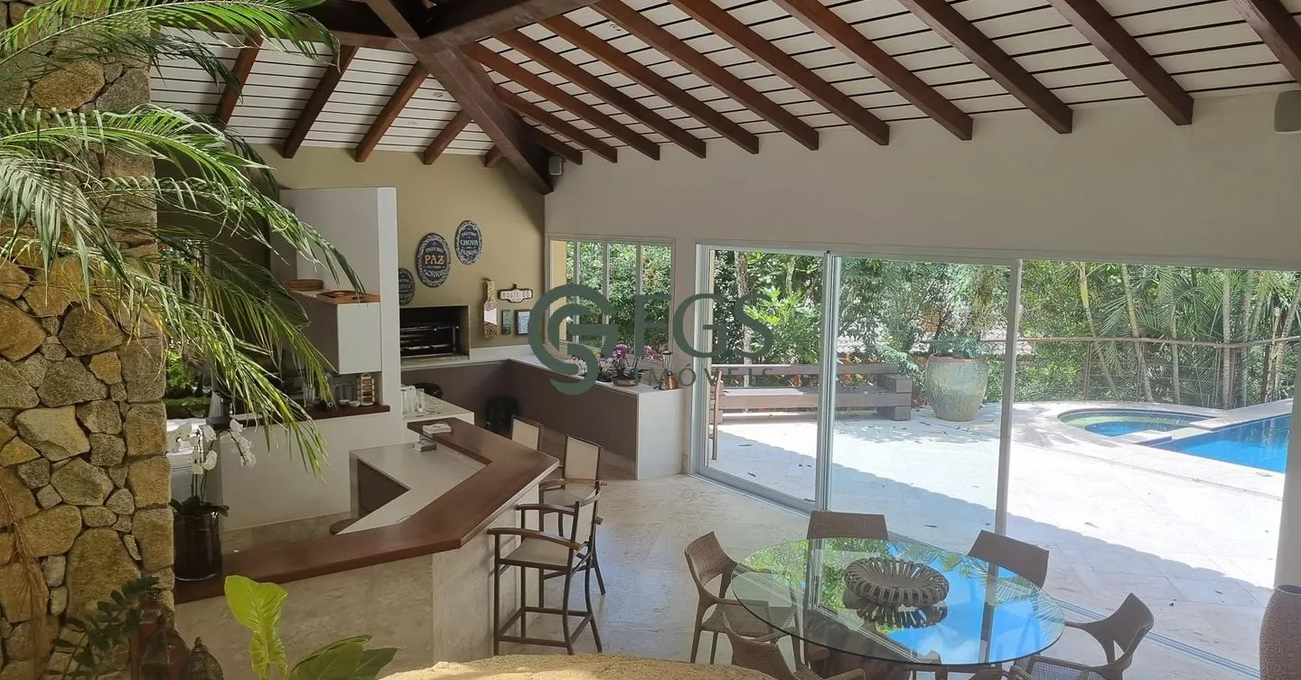 Moradia sofisticada à beira de água com vista para o pôr do sol no Condomínio Veleiros