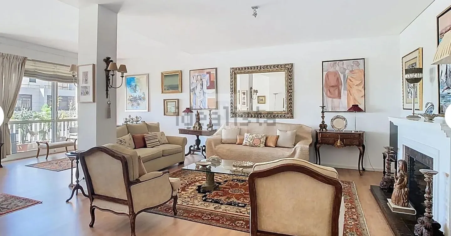 Apartamento T3 de duas frentes e varandas na Av. da Boavista