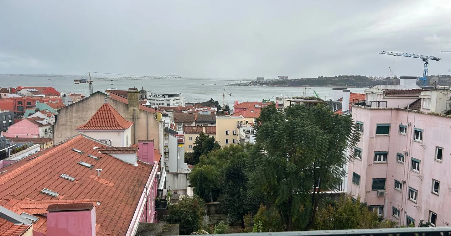 Apartamentro T2+2, na Lapa, com vista frontal de rio