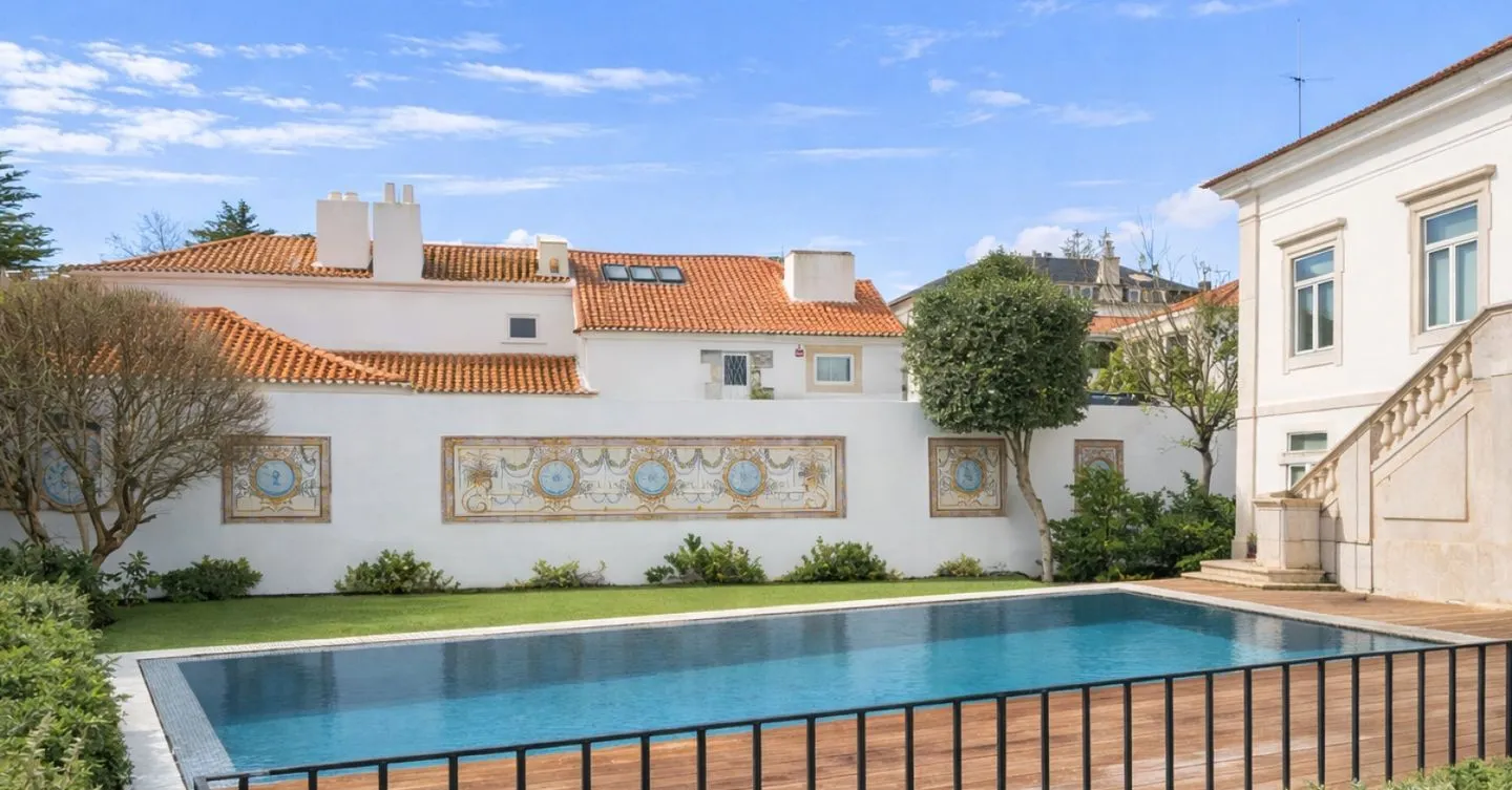 Apartamento T3+1 no Restelo, com Jardim Privado, em Palácio Histórico