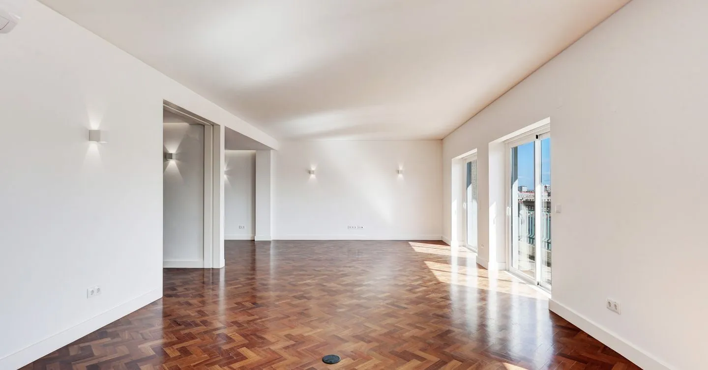 Apartamento T4 renovado, com varanda e garagem na Avenida da República