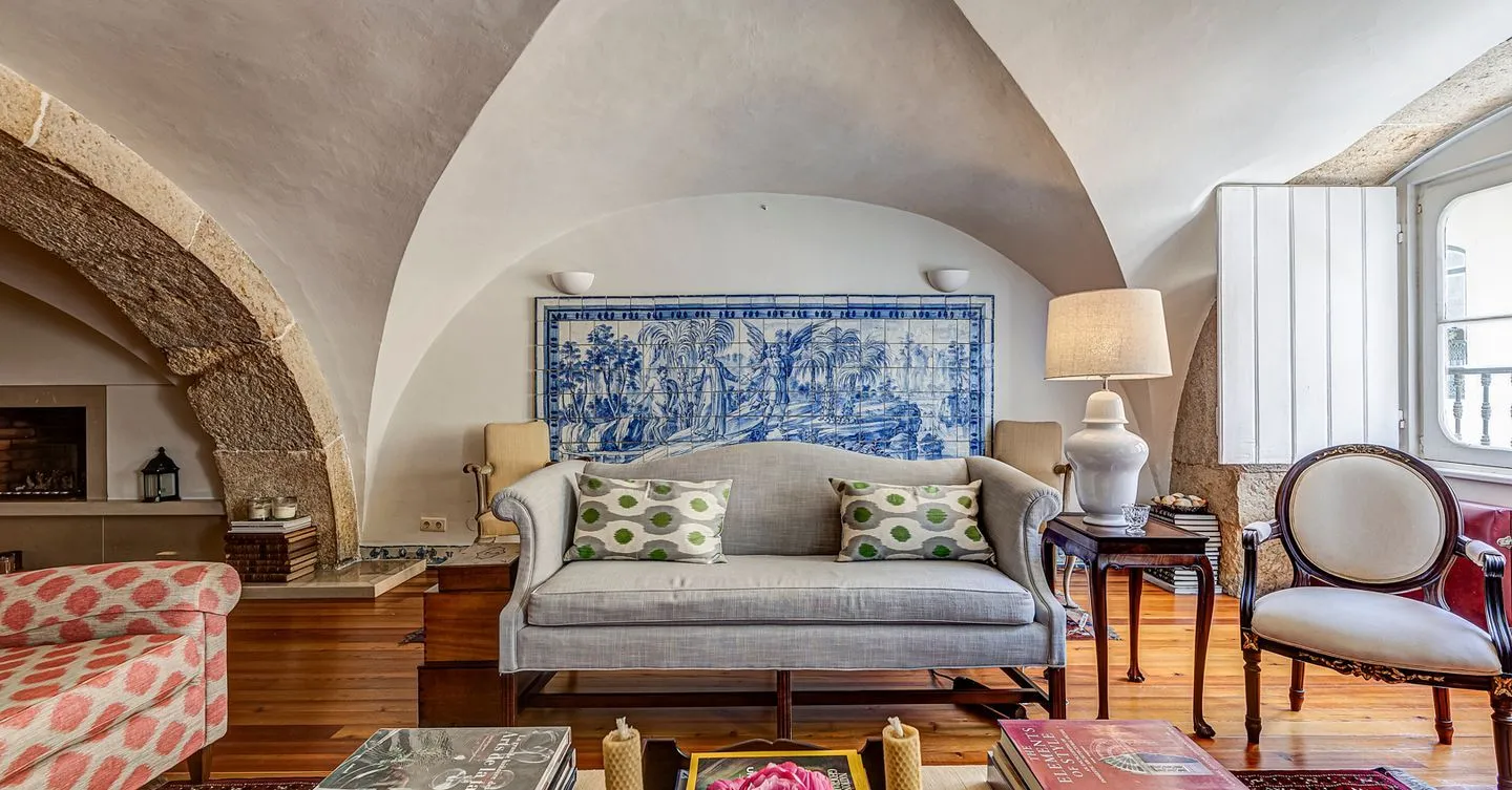 Apartamento T3 duplex, com pátio, junto à Sé de Lisboa