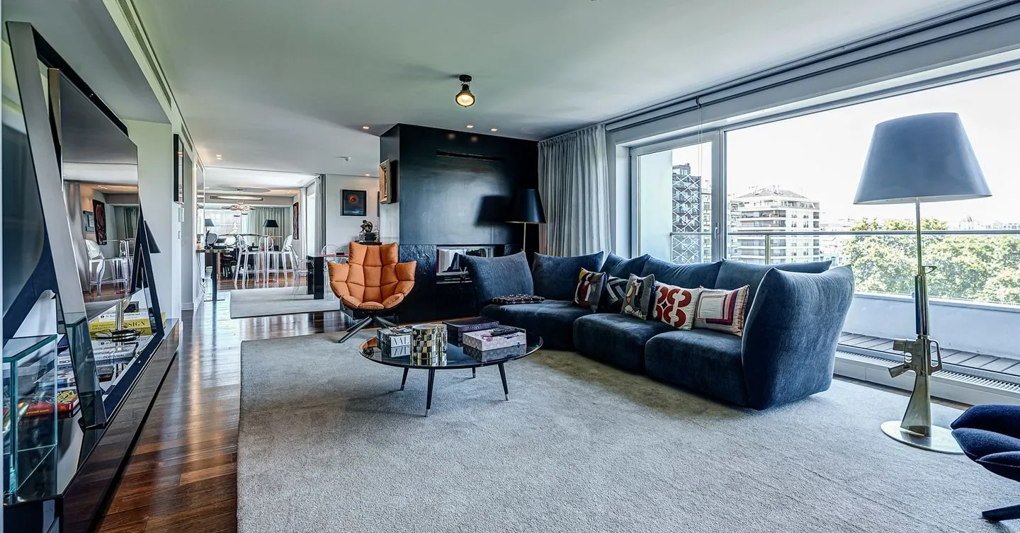 Apartamento T6 com 3 lugares de garagem e piscina no Campo Pequeno