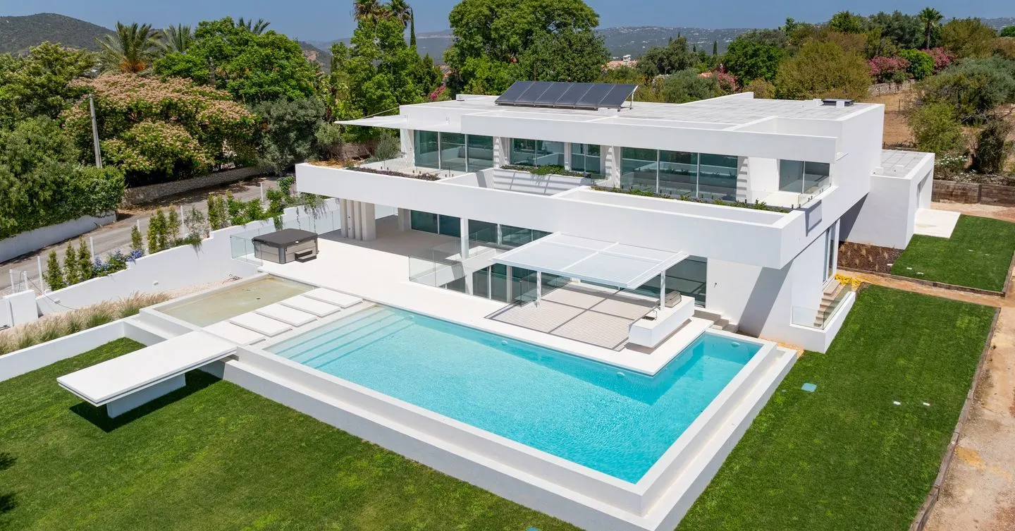 Moradia T5 nova, com piscina, no sítio dos quartos, Loulé