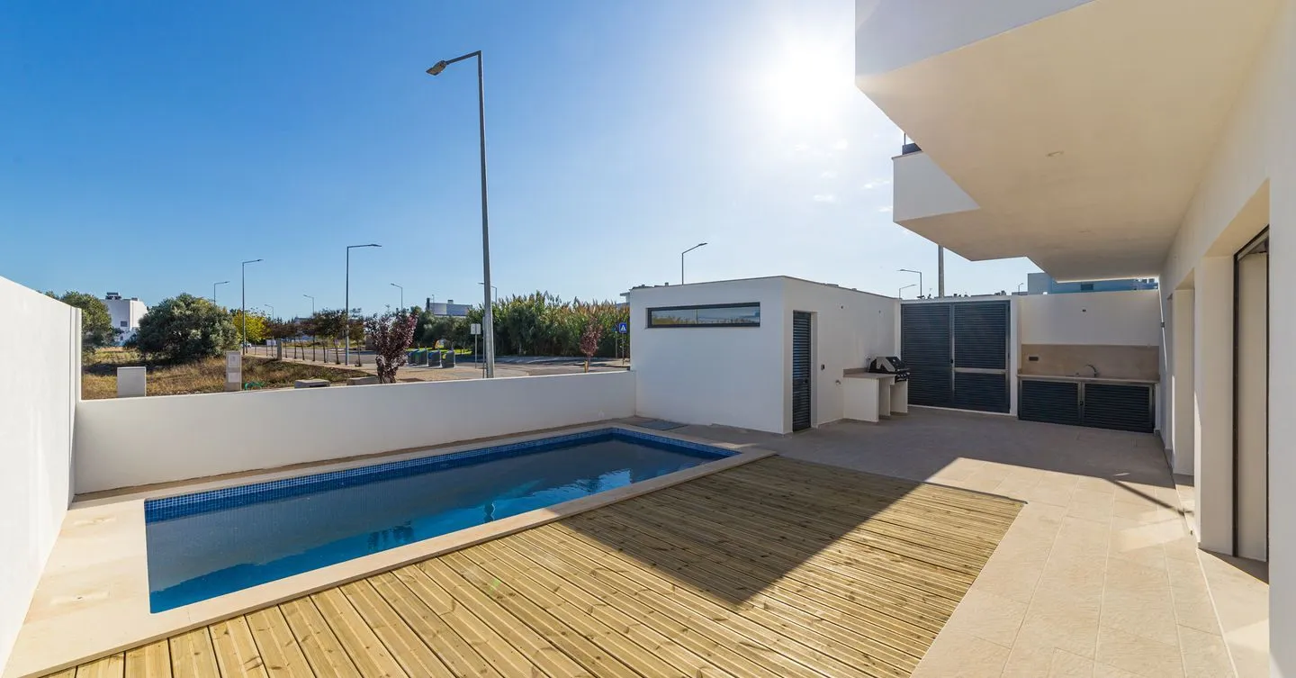 Moradia T3, com piscina e cave, em construção, Tavira - Algarve