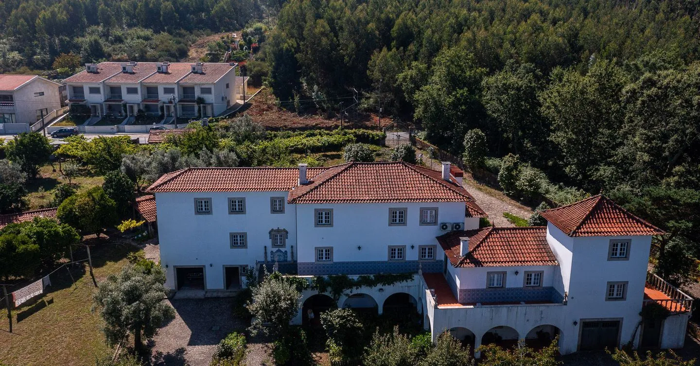 Casa T6 com terreno de 7300m², a 30 minutos do Porto