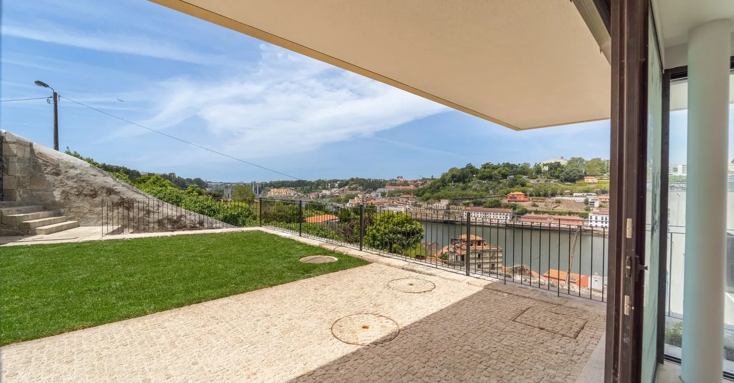 Moradia T4 duplex com vista frontal de rio em Vila Nova de Gaia