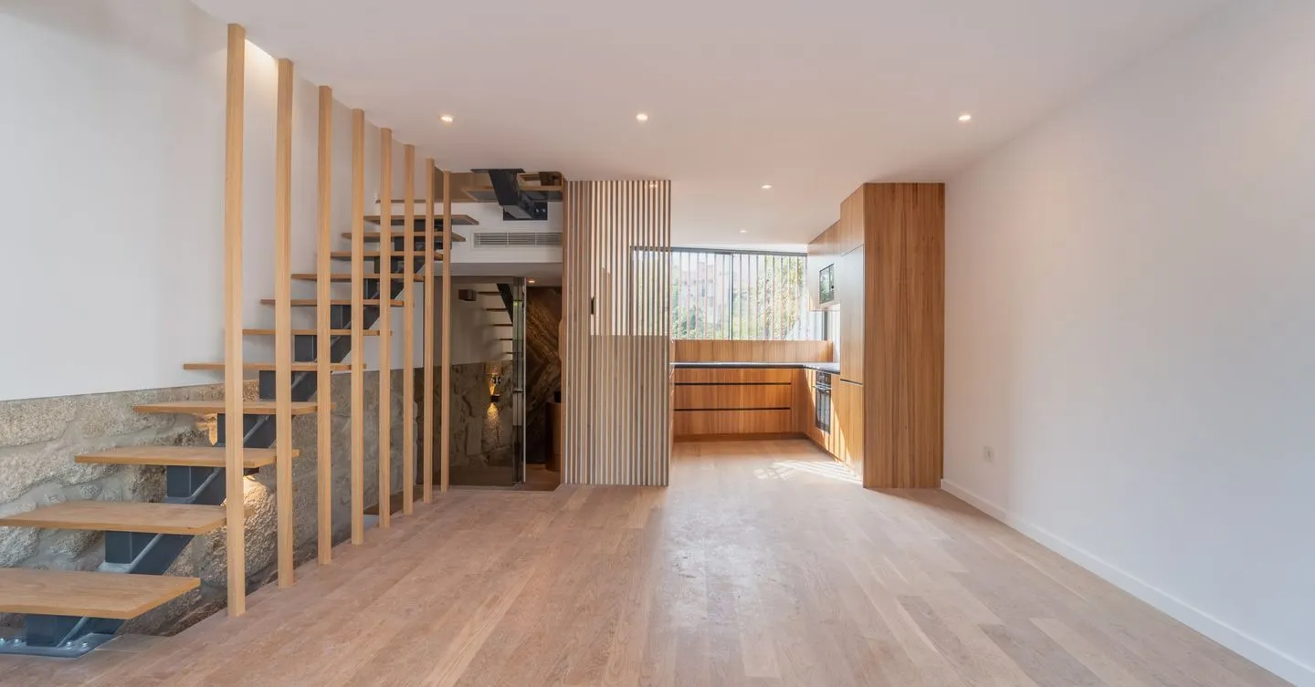 Moradia T4 com garagem situada na Miguel Bombarda, Porto