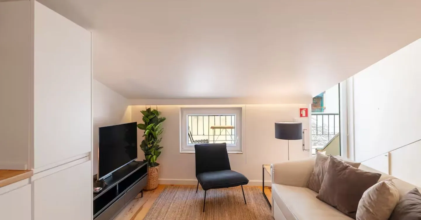 Prédio dividido em 3 apartamentos, com licença AL, em Lisboa