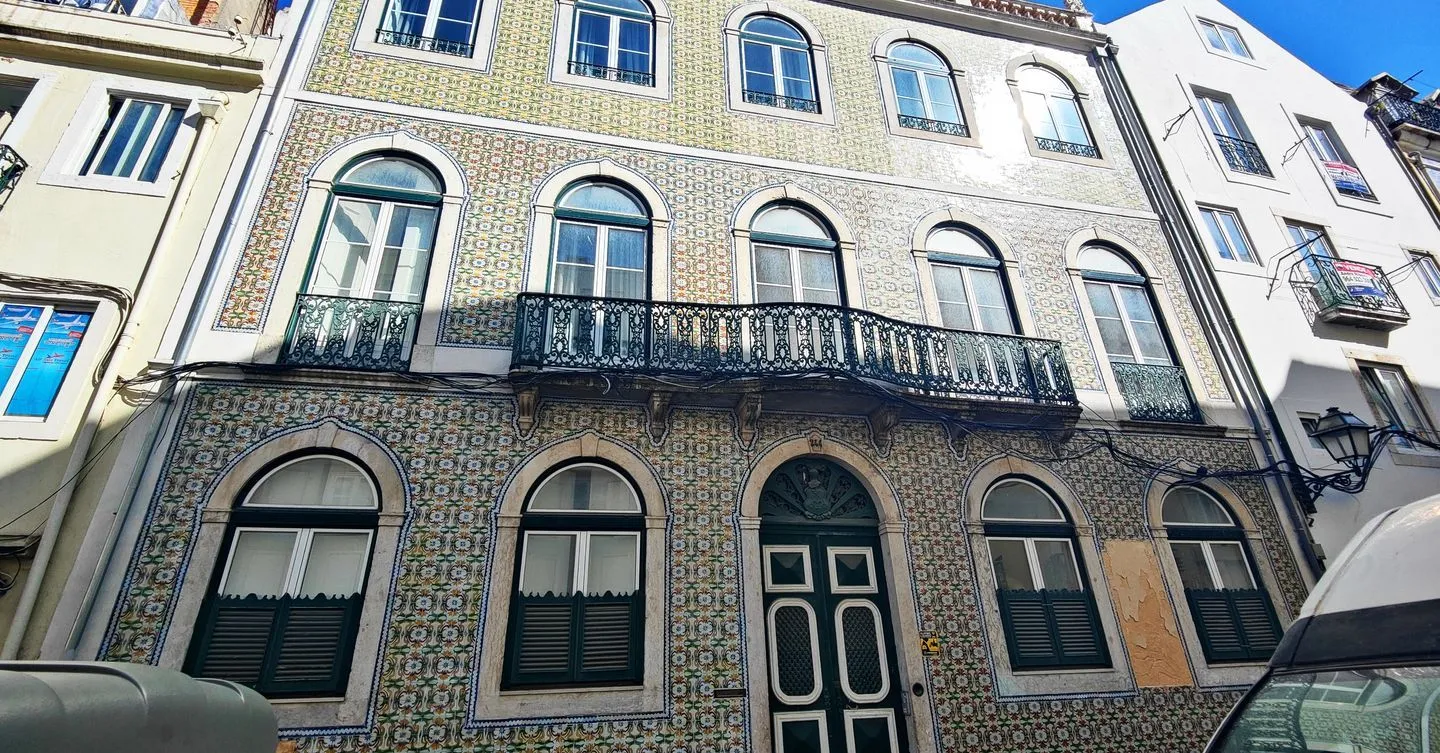 Palazzo con progetto e licenza a pagamento per ristrutturazione a Intendente, Lisbona