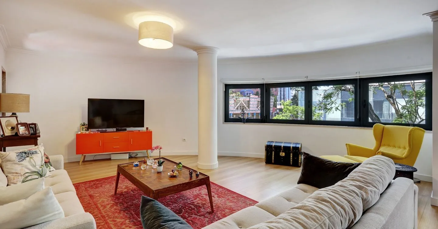 Apartamento T3, com garagem, na Avenida 5 de Outubro, Lisboa