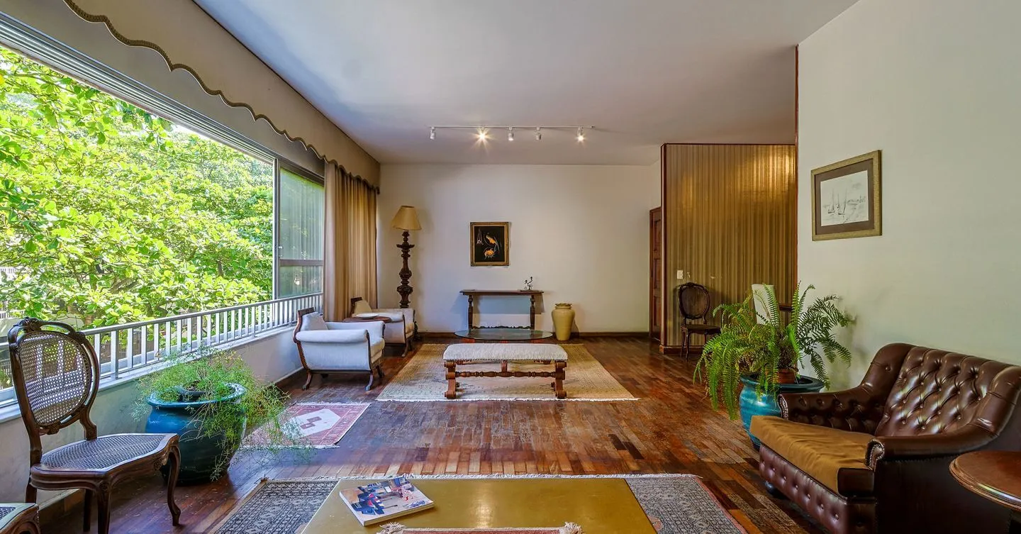 Outstanding Front-Facing Apartment in the Heart of Leblon/RJ