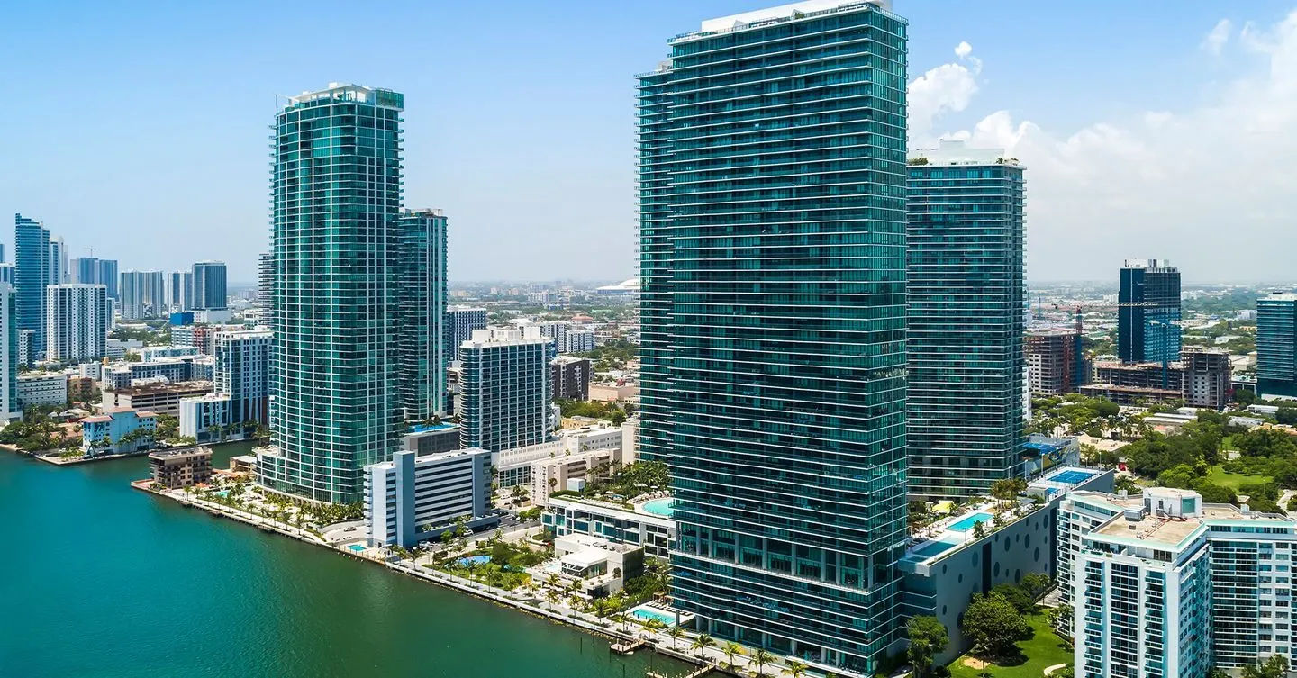 Su vida elevada al ápice del lujo y la exclusividad en Miami