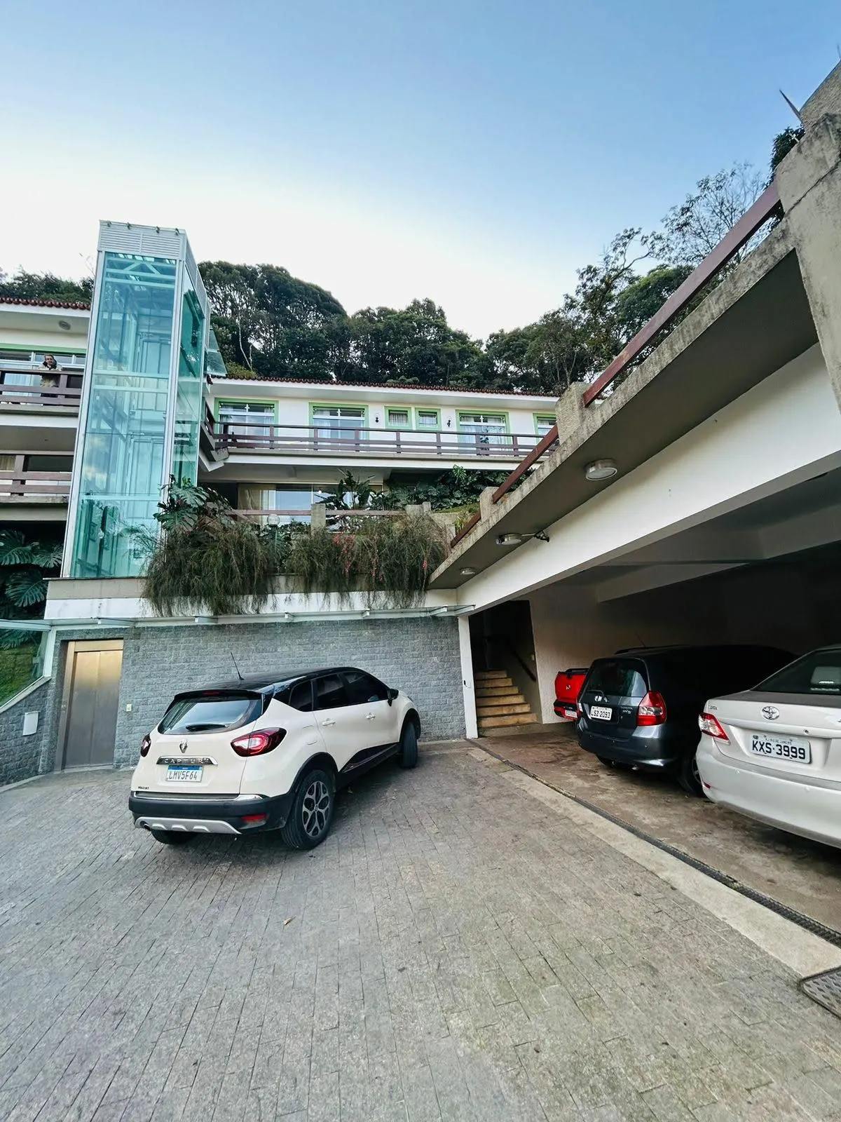 Exclusivité et sophistication dans chaque détail de cette résidence unique à Petrópolis