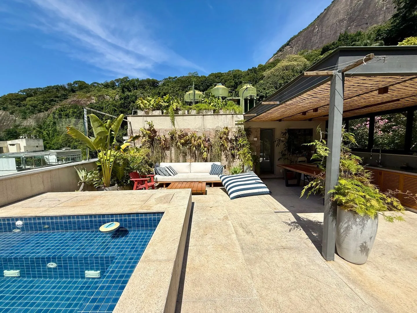 Cobertura exclusiva no Leblon: luxo, privacidade e vistas inesquecíveis.