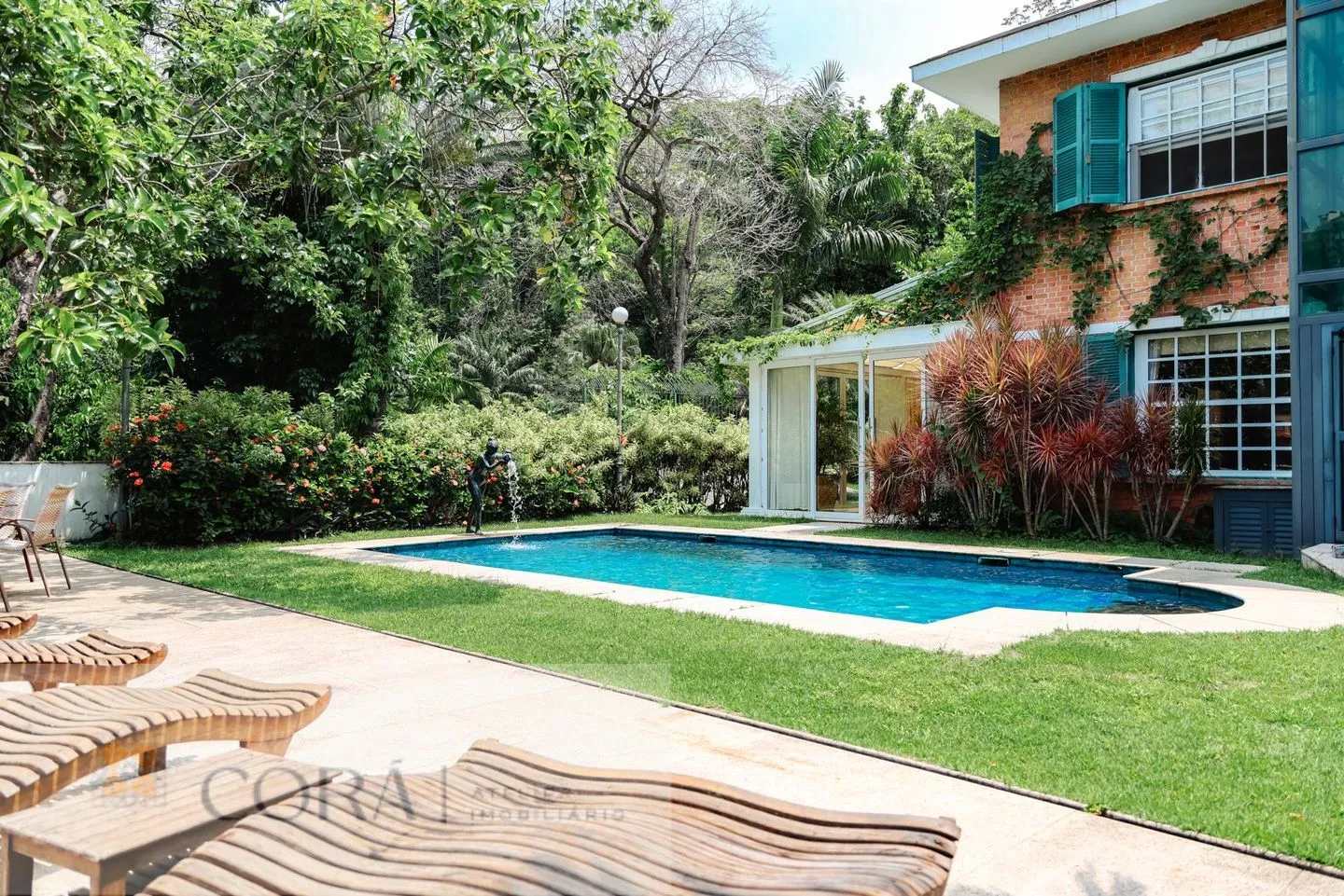 Casa com 4 quartos, Piscina Coletiva e Sol da manhã