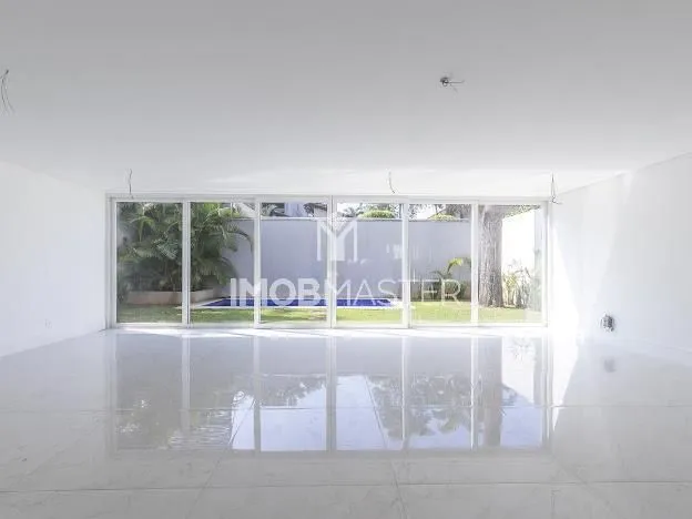 Casa em condomínio com 4 suites piscina privativa na Granja Julieta.