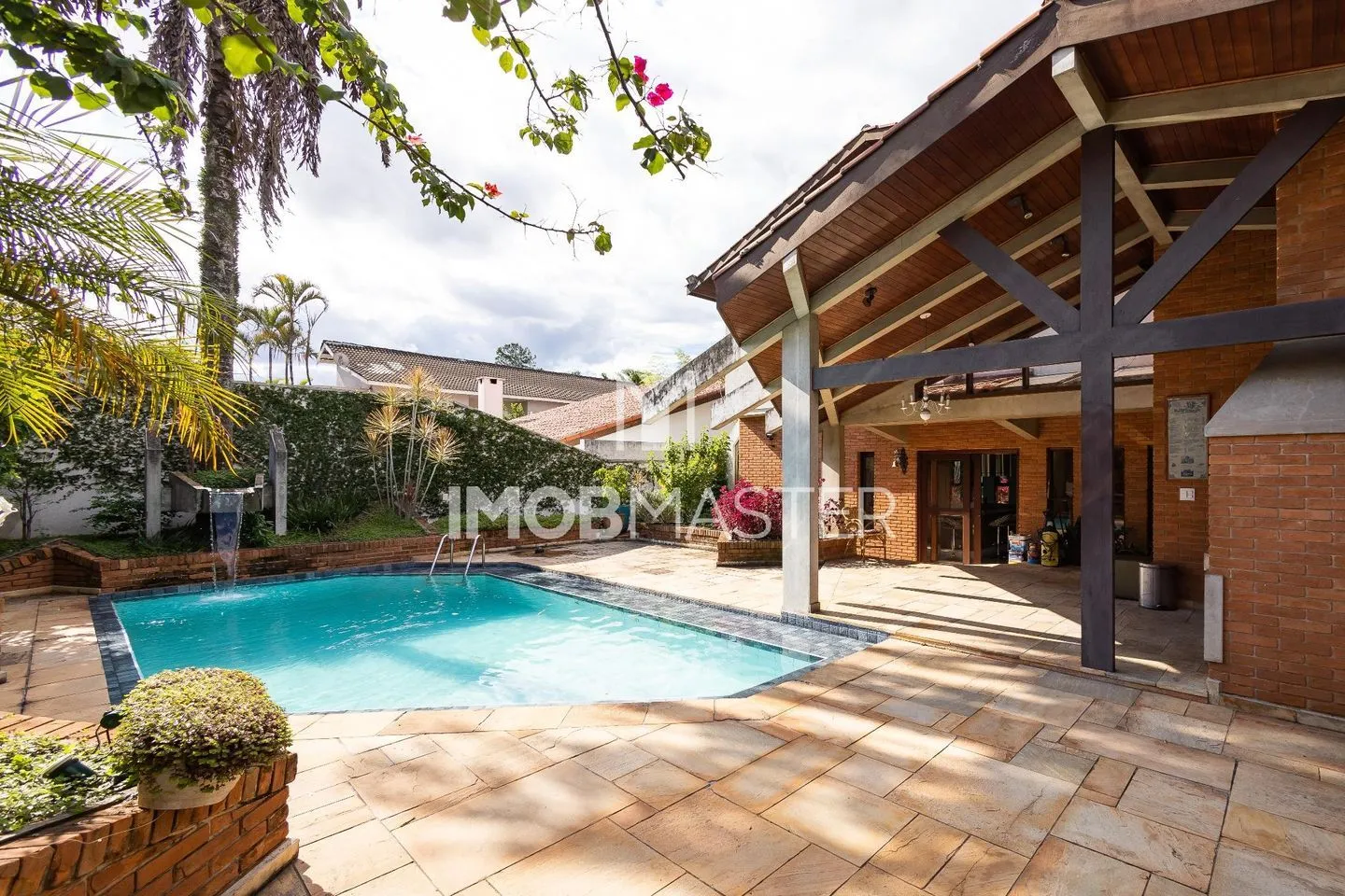 Casa de condomínio com 452 m², 4 quartos sendo 2 suítes à venda no Alphaville.