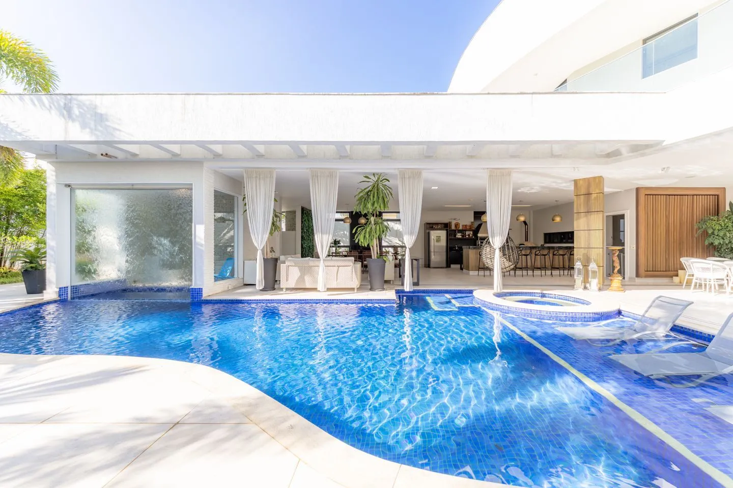 Mansão com 6 quartos, Piscina Privada e Quadra de Tênis