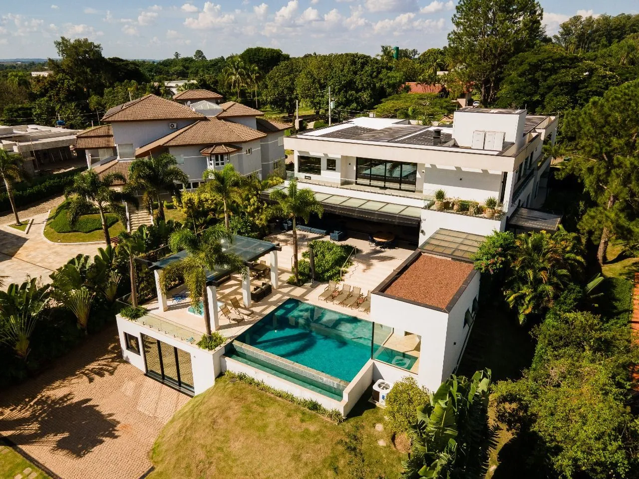Casa com 5 quartos, Espaço Kids e Quadra de Tênis