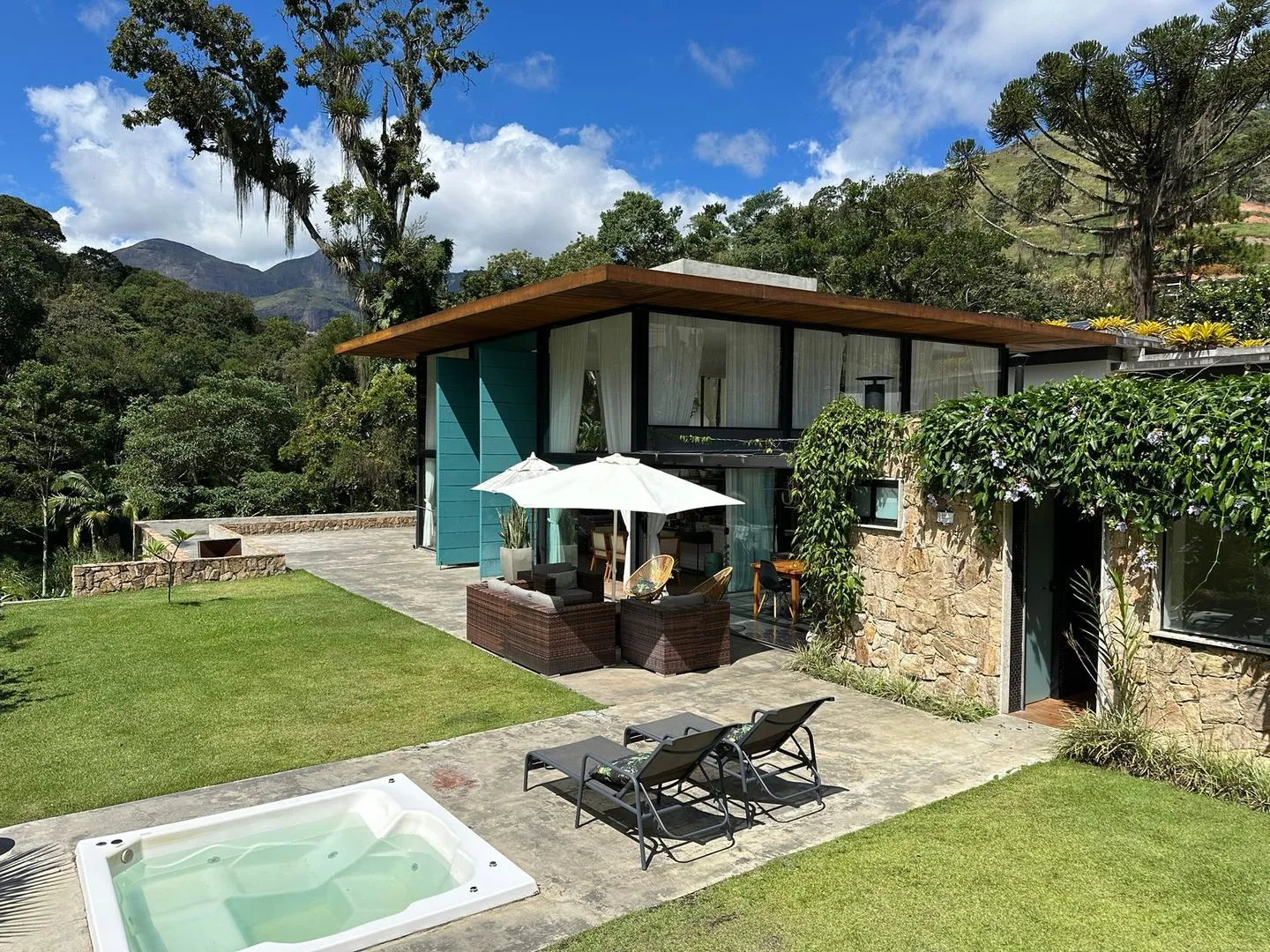 Casa em Condomínio com 4 quartos, Churrasqueira e Quintal