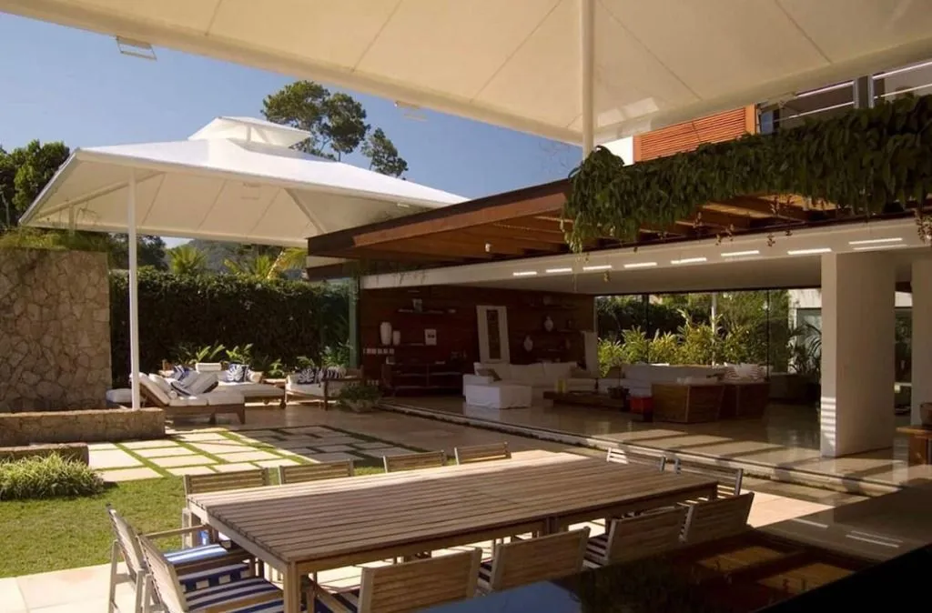 Casa com 5 quartos, 5 suites e 6 banheiros