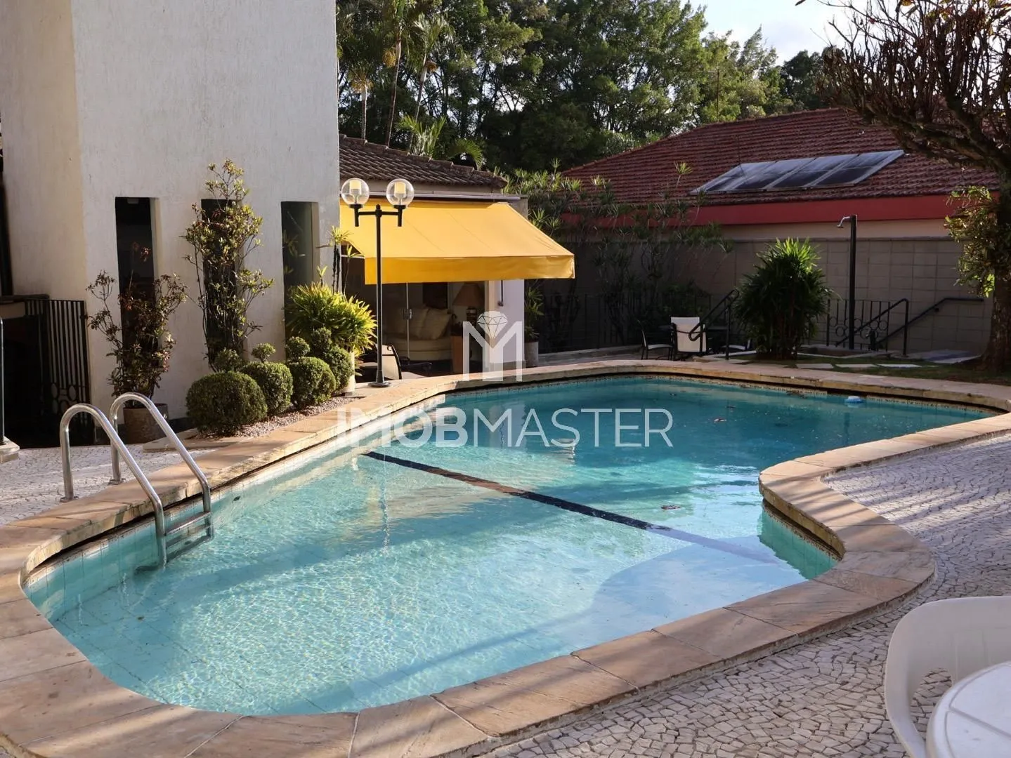 Casa com 4 quartos, 4 suites e 6 banheiros