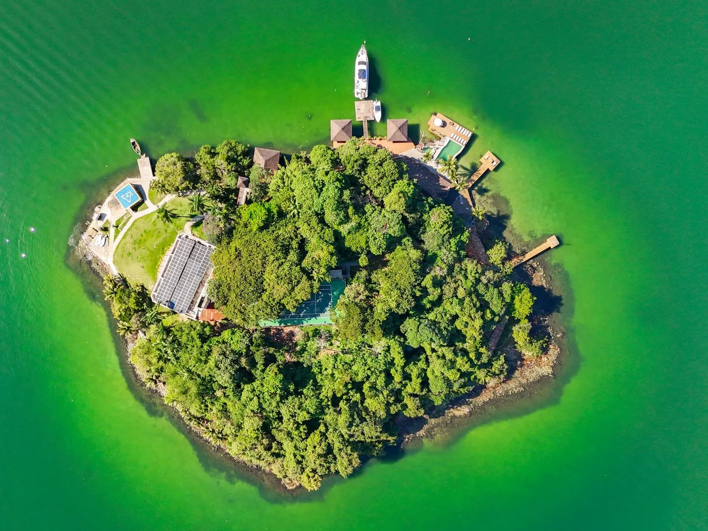 Ilha com 14 quartos, Churrasqueira e Sol da tarde